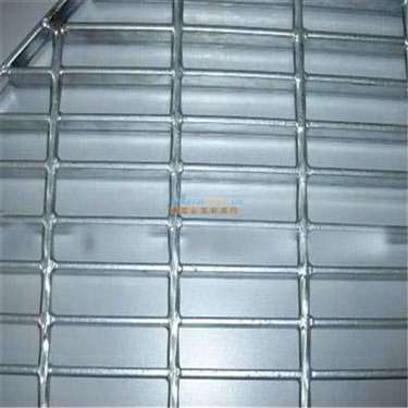 乌鲁木齐花纹钢格板厂家价格与工地施工材料选购指南